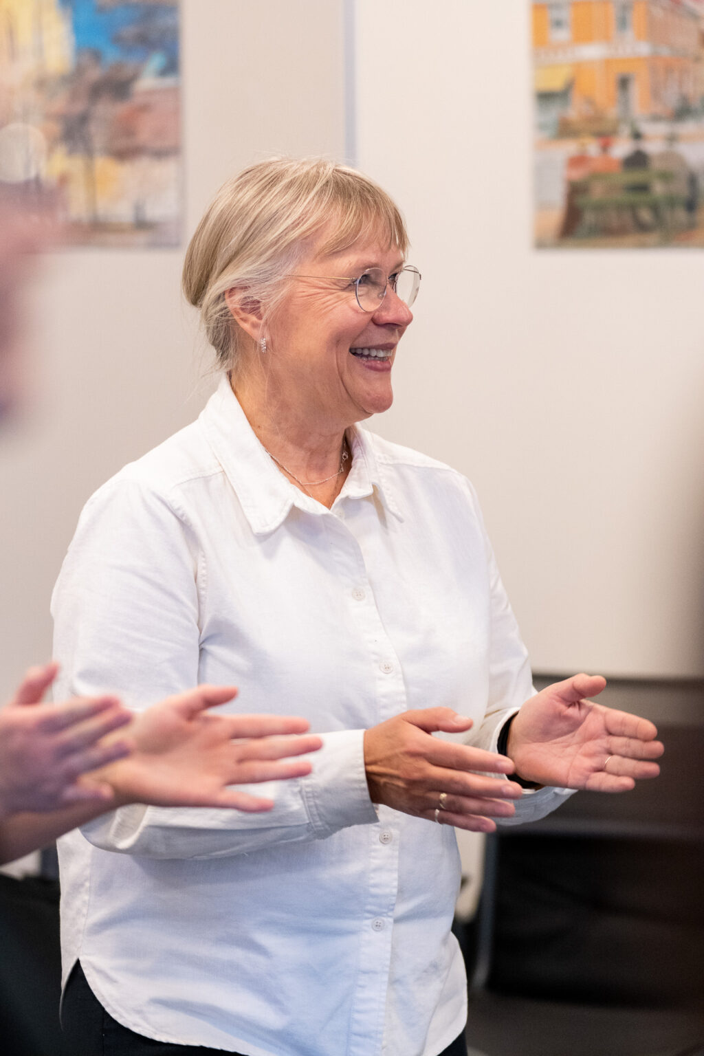 Birgitte Bjørngaard smiler og klapper i hendene.