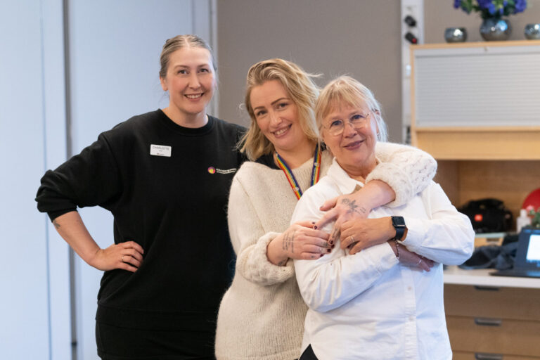 Charlotte Stav, Malin Hundvin og Birgitte Bjøraas smiler til kamera.