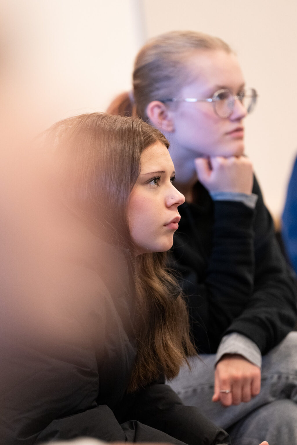 To unge kvinner deltar på kurs i musikkbasert miljøbehandling.