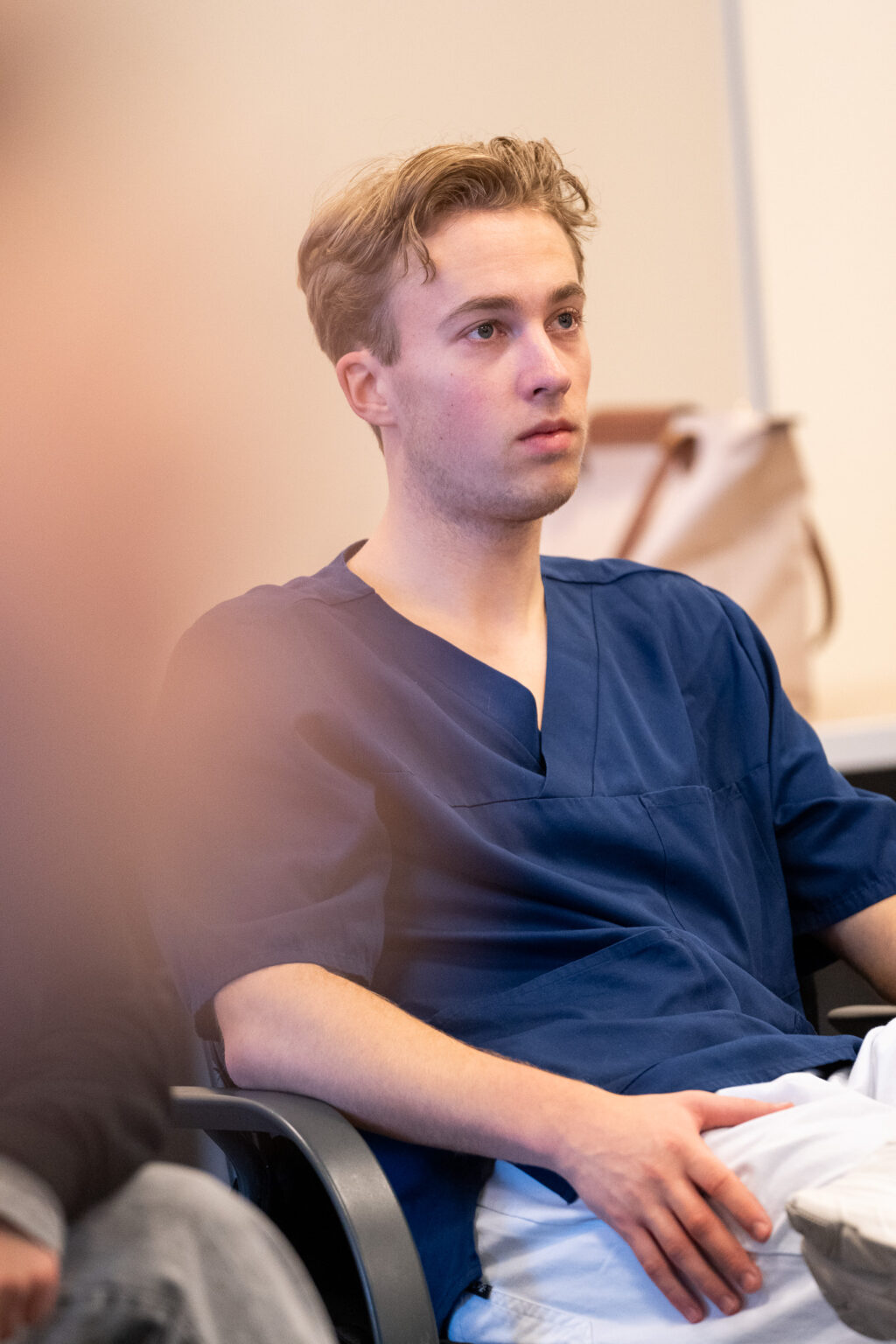 Ung mann deltar på kurs i musikkbasert miljøbehandling.