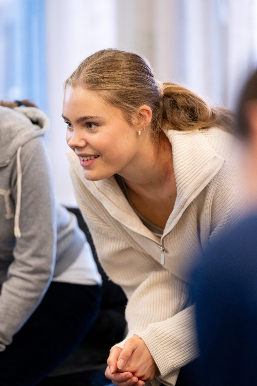 Ung kvinne deltar på kurs i musikkbasert miljøbehandling.
