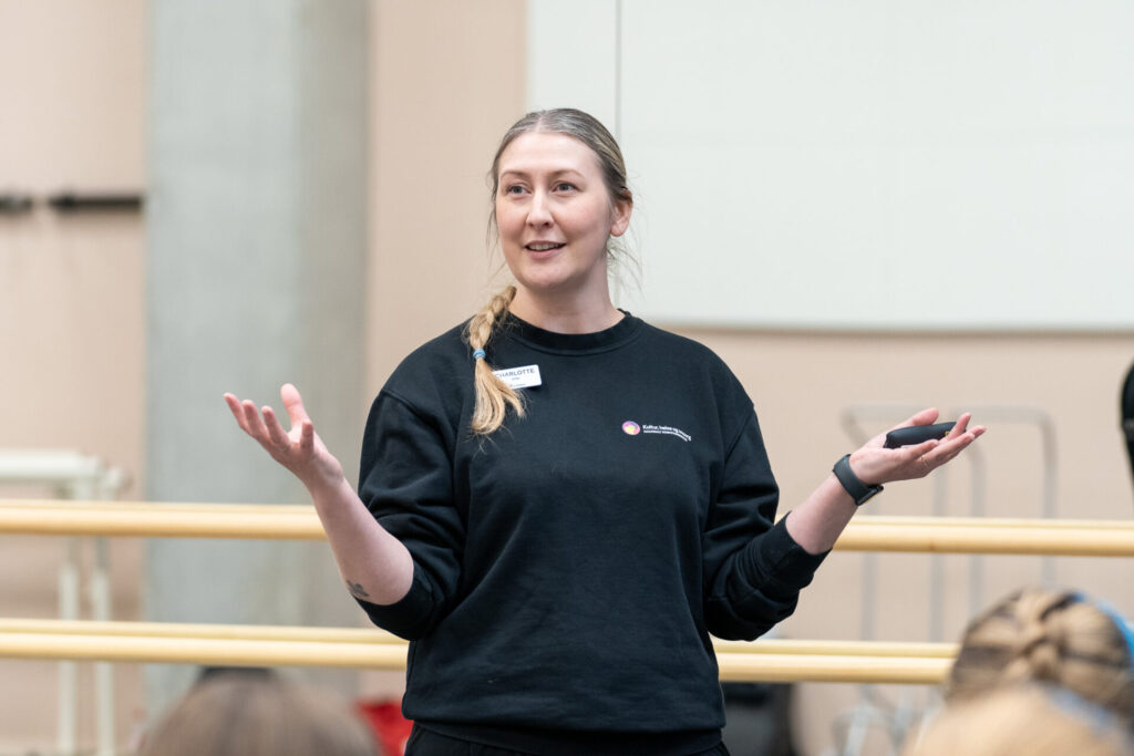 Charlotte Stav underviser elevene ved Cissi Klein vgs i musikkbasert miljøbehandling.