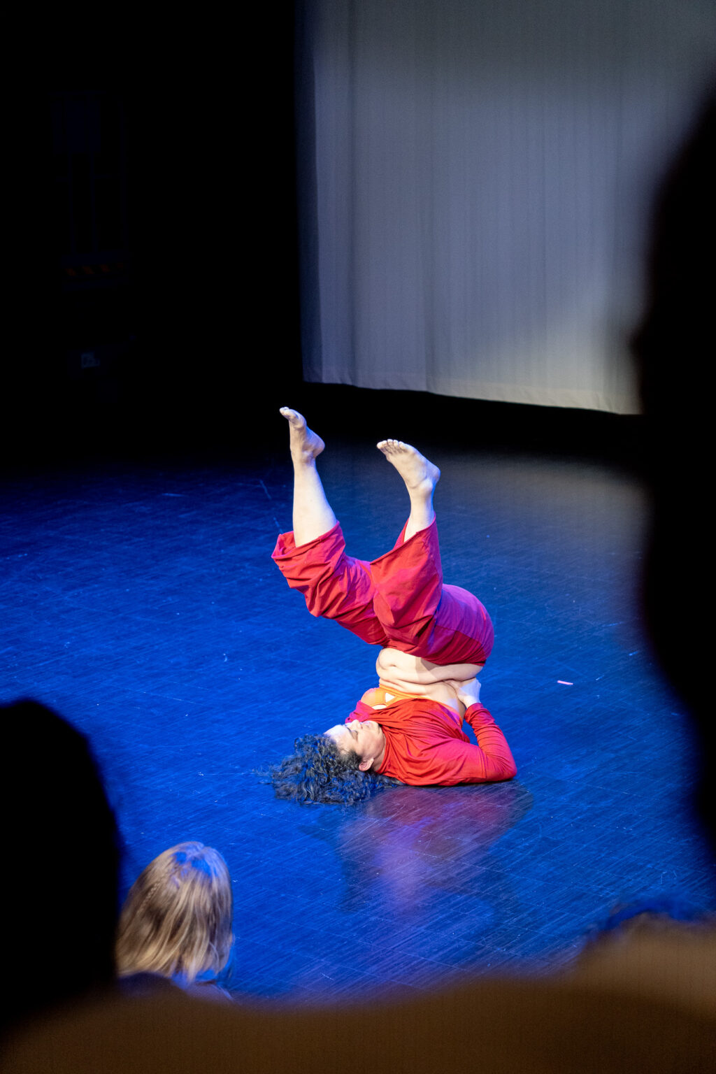 Nina Wollny danser på scenen.