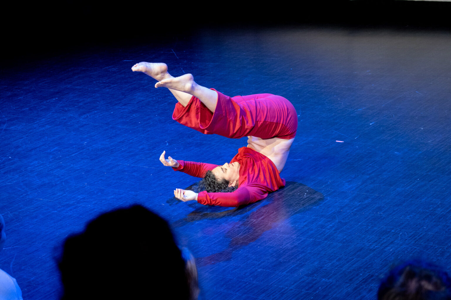 Nina Wollny danser på scenen.