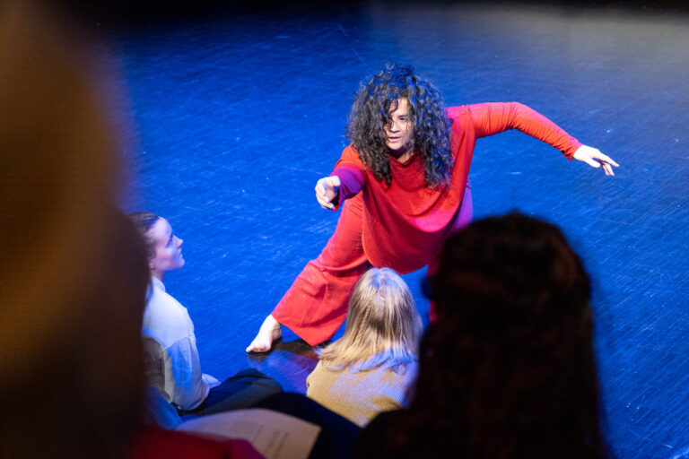Nina Wollny danser på scenen.