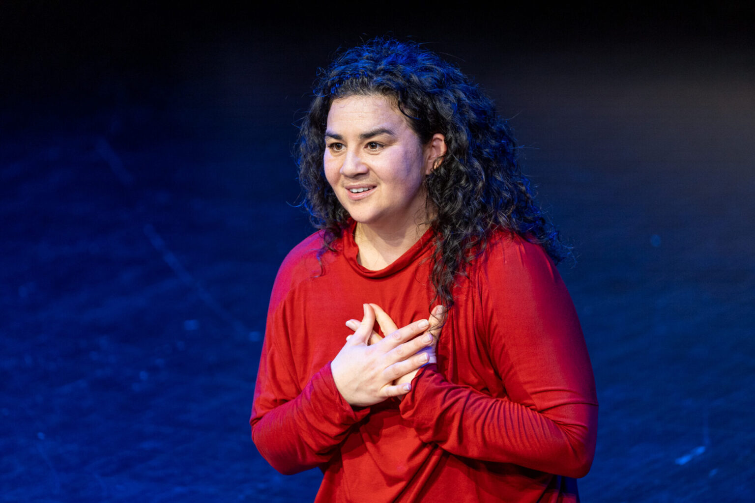 Nina Wollny sitter på scenen.