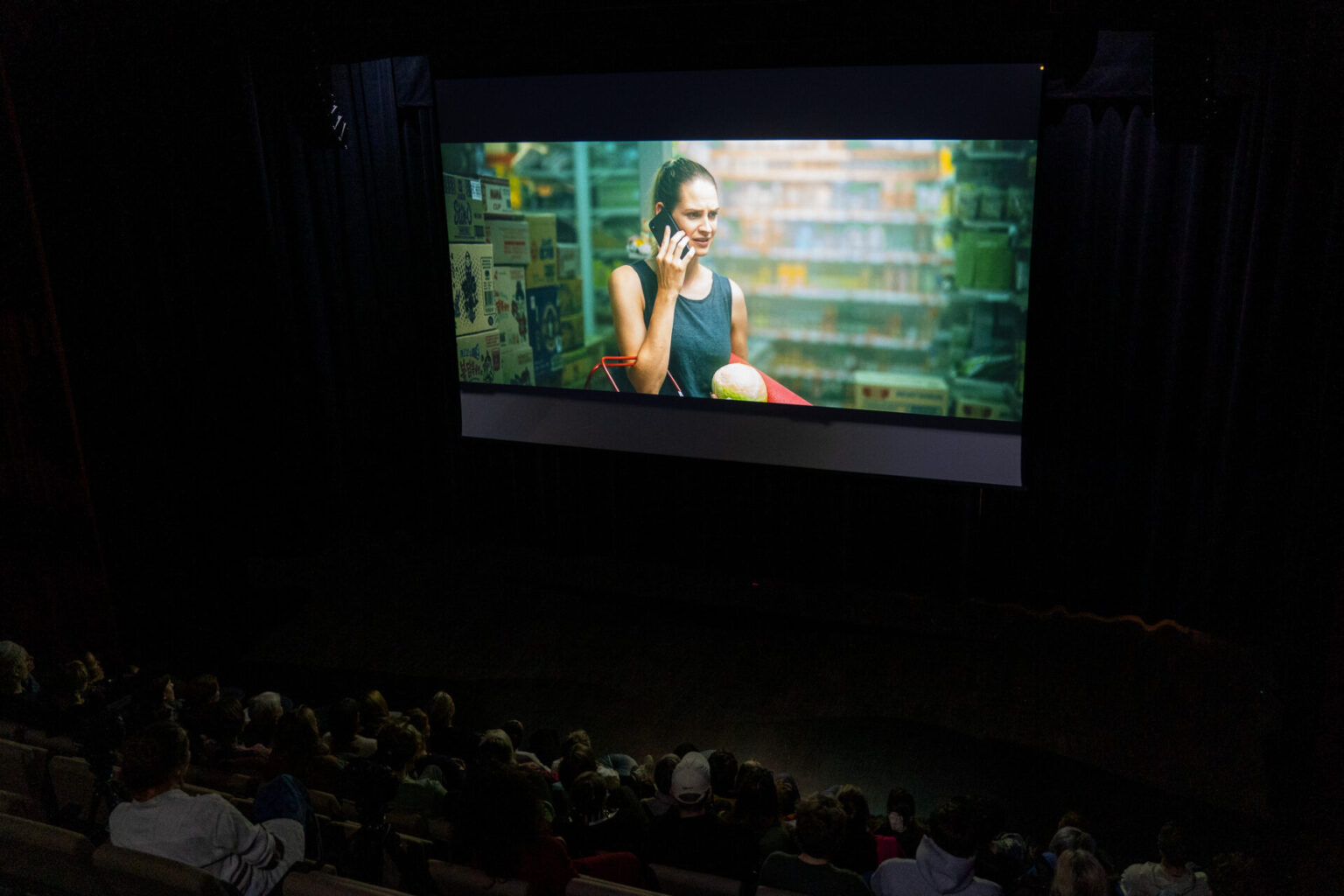 Publikum ser på filmen "Losing Nobody".