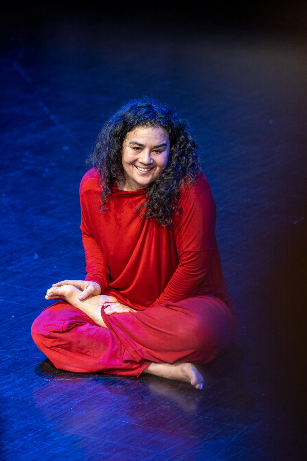 Nina Wollny sitter på scenen.