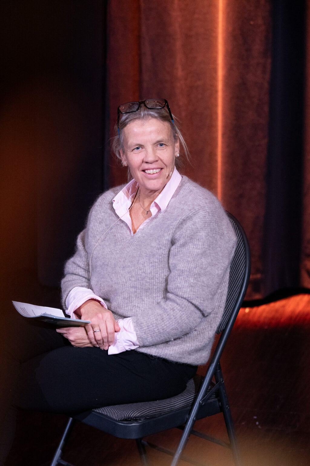 Kari Ingstad sitter på scenen.