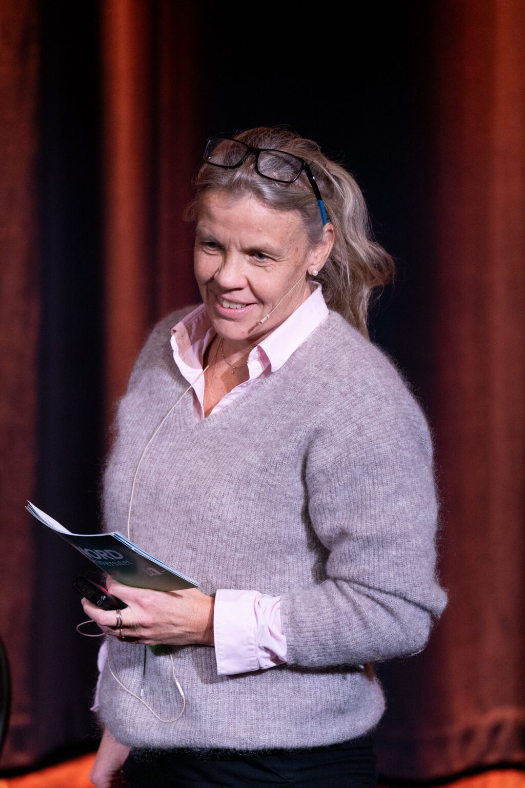 Kari Ingstad leder paneldebatt.