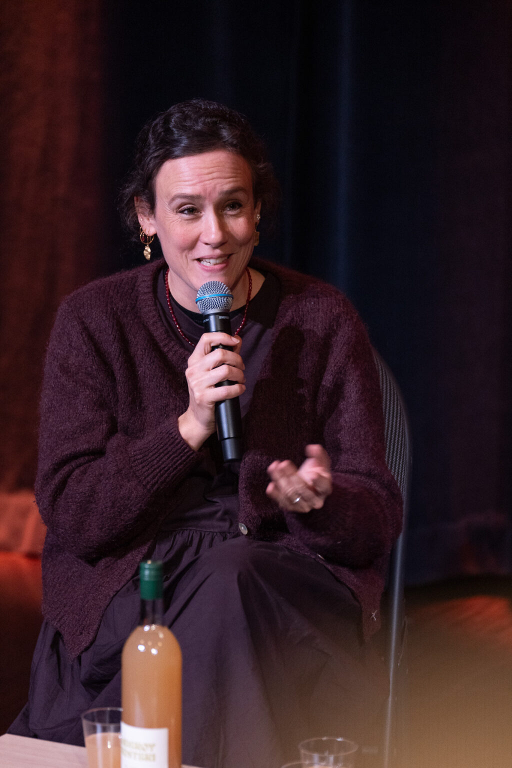 Denise Hauser snakker i mikrofon.