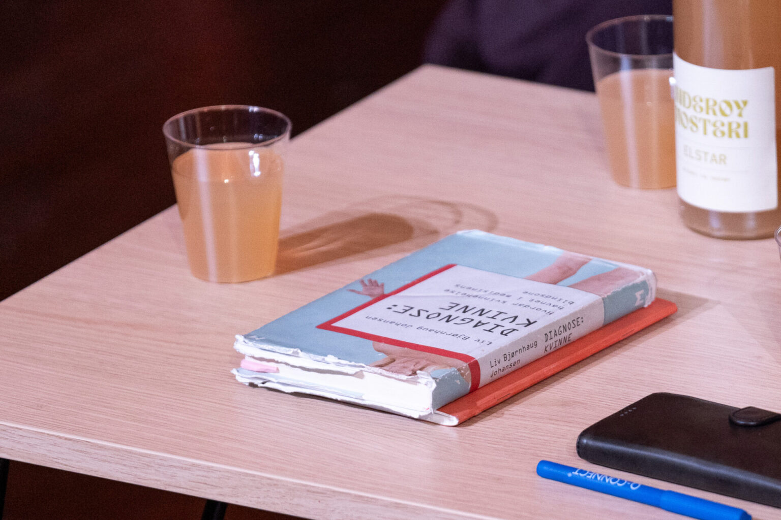 Boka: "Diagnose: Kvinne - hvordan kvinnehelse havnet i medisinens blindsone" ligger på bordet.