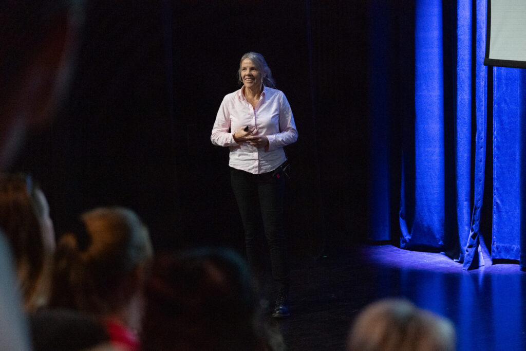 Kari Ingstad forteller om kvinnehelse på scenen.