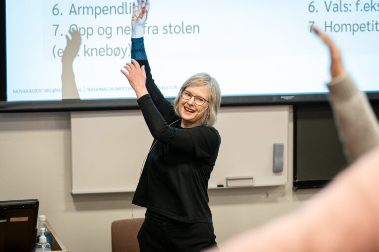 Helene Waage underviser i musikkbasert miljøbehandling.