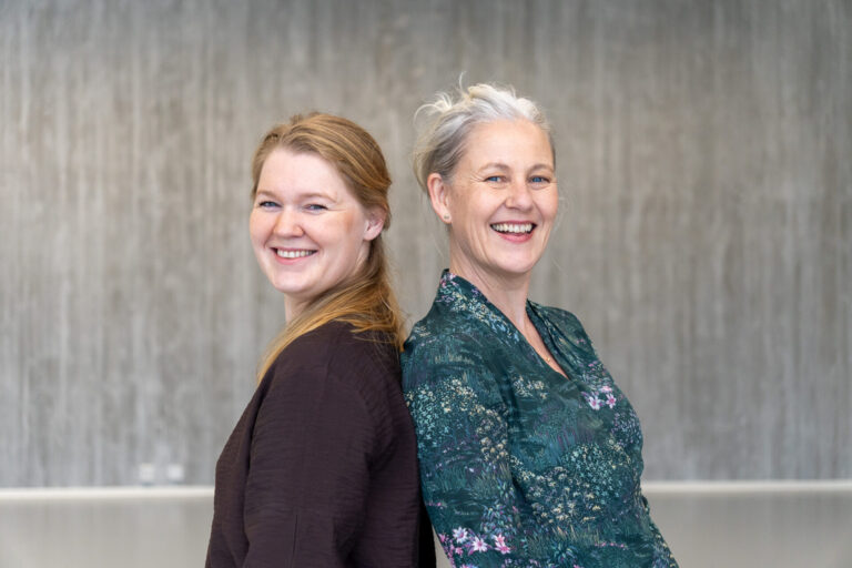Line Kanaris og Kari Anne Bjerkestrand smiler til kamera.