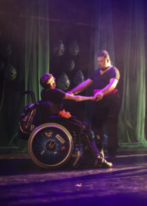 En person i rullestol danser med en annen person.