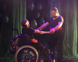 En person i rullestol danser med en annen person.
