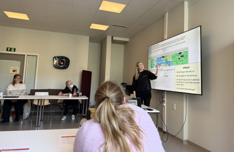 Charlotte Stav underviser i musikkbasert miljøbehandling.
