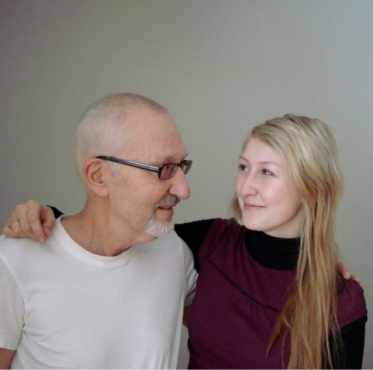 Ole Jørgen Stav og datteren Charlotte Stav holder rundt hverandre og ser hverandre inn i øynene.